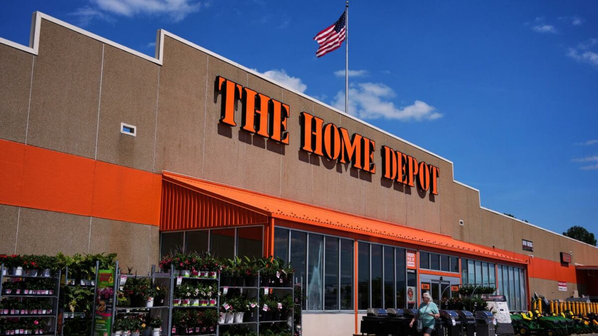 The company kept its fiscal 2026 forecast of 2.5% to 4.5% sales growth intact, citing tariff refunds to offset higher input costs.