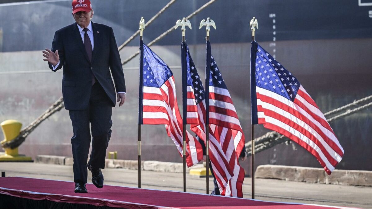 Photo of Trump and American flags