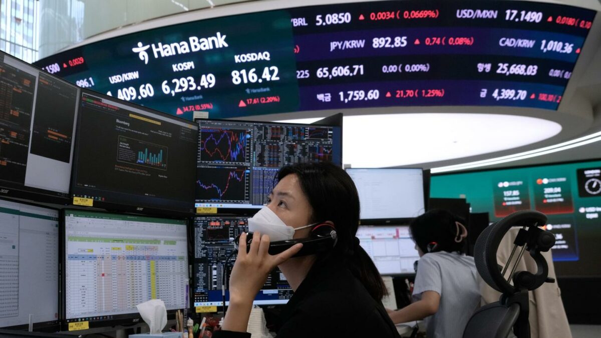 Photo of a Korean currency trader