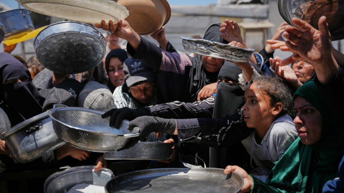 Photo of Palestinians waiting to get food
