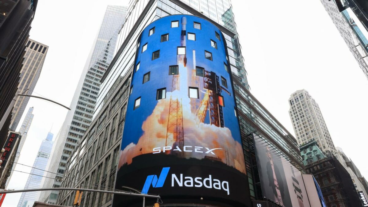 A new Fortune report examines why investors are giving SpaceX an Amazon-style valuation.