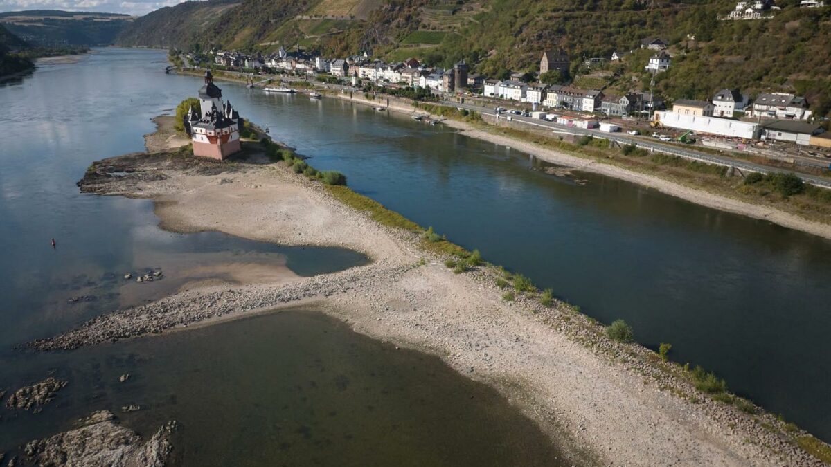 The Zollburg Pfalzgrafenstein, located in the middle of the Rhine, is surrounded by extremely low water levels.