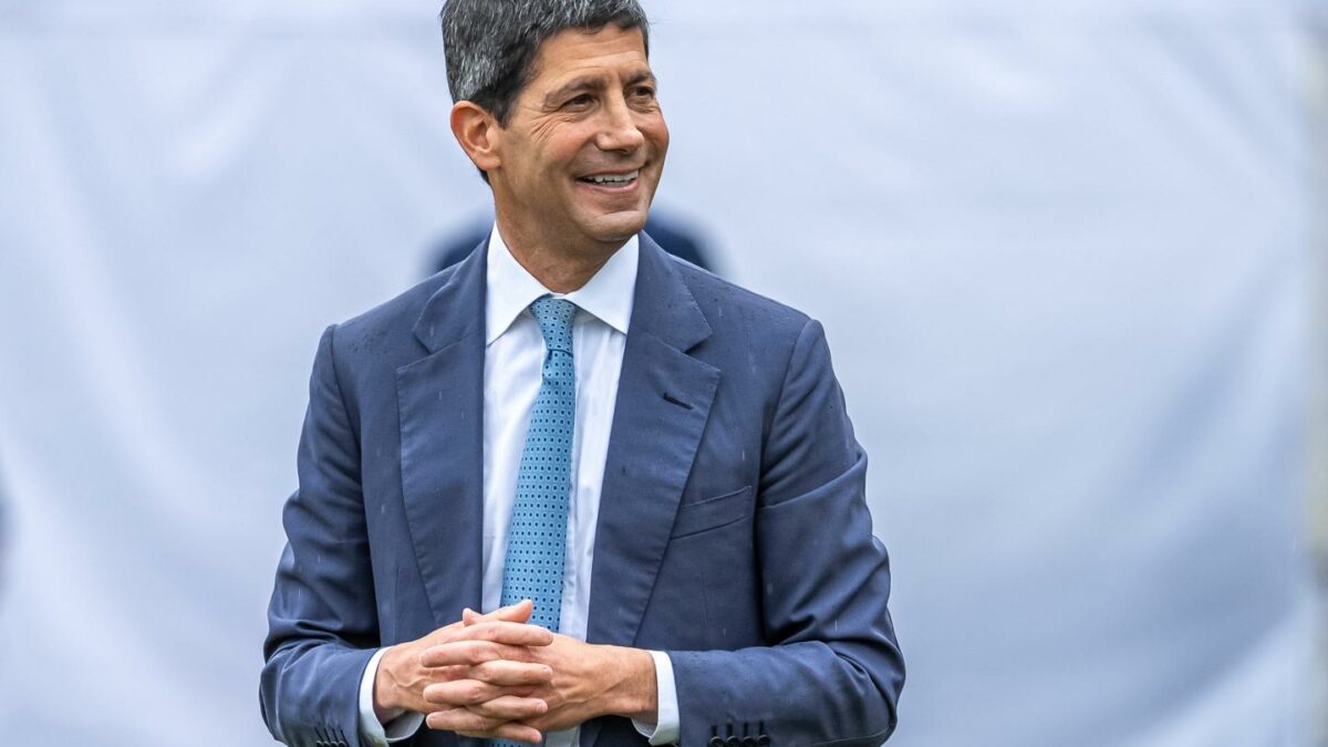 Kevin Warsh, chairman of the US Federal Reserve, walks the grounds during the Kansas City Federal Reserve's Jackson Hole Economic Policy Symposium in Moran, Wyoming, US, on Friday, Aug. 28, 2026.