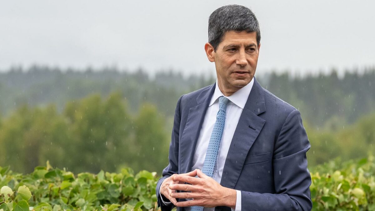 Kevin Warsh, chairman of the US Federal Reserve, walks the grounds during the Kansas City Federal Reserve's Jackson Hole Economic Policy Symposium in Moran, Wyoming, US, on Friday, Aug. 28, 2026.