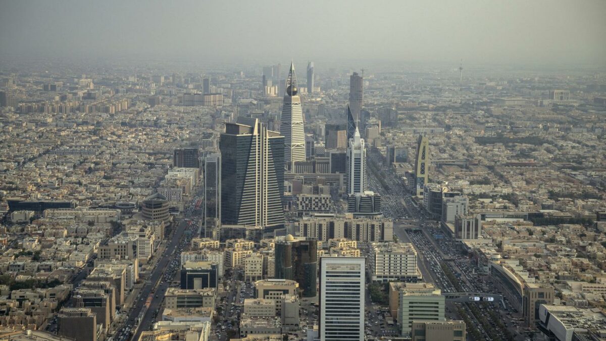 Saudi’s economic transformation collides with war and falling FDI 